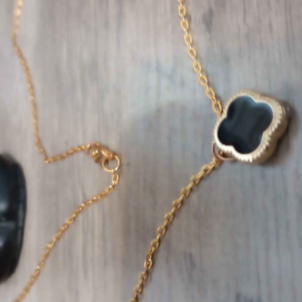 Elegant Gold and Black Pendant Necklace - Picture 7 of 11